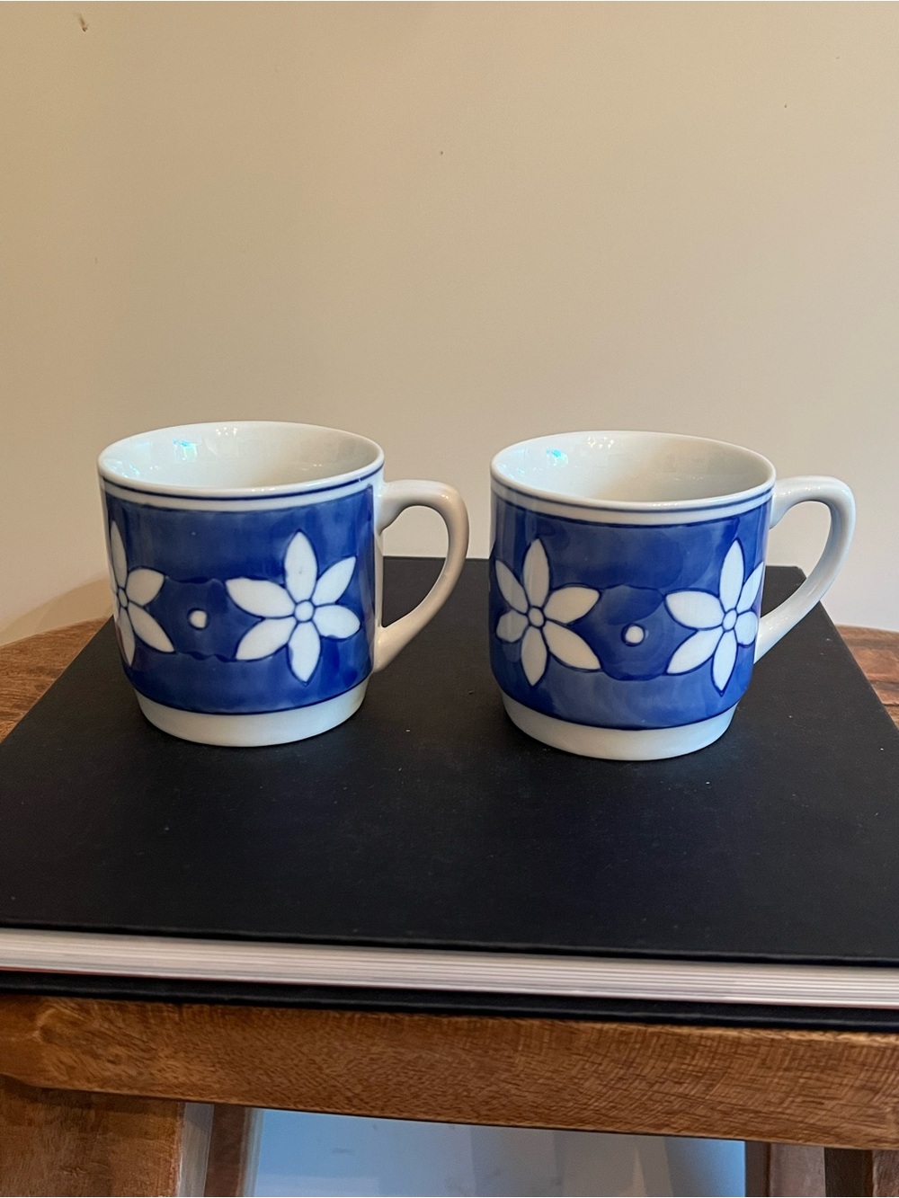 Vintage Williams Sonoma IDG Blue and White daisy porcelain mugs - Set of 2